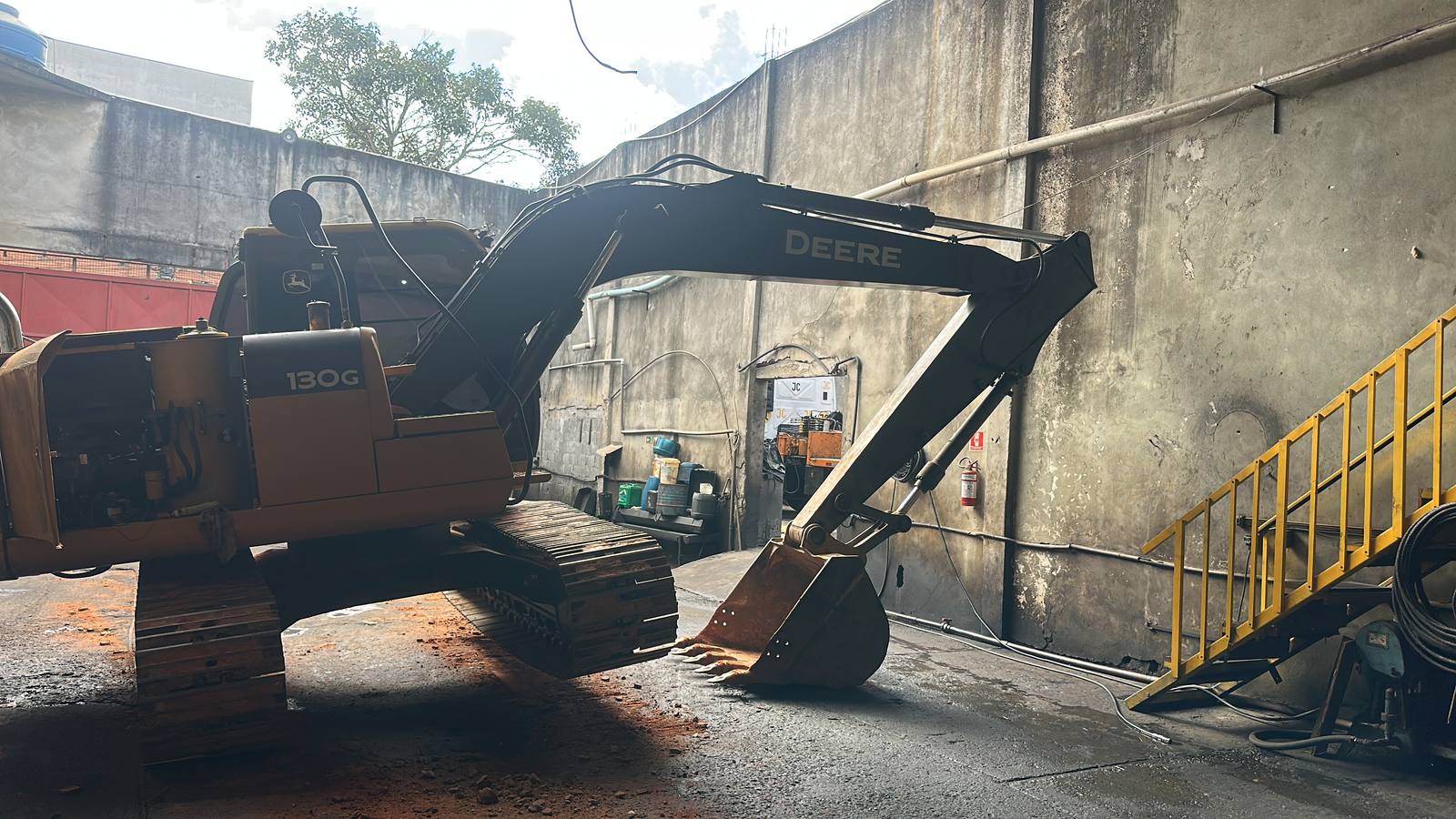 Escavadeira John Deere 130G em manutenção na oficina