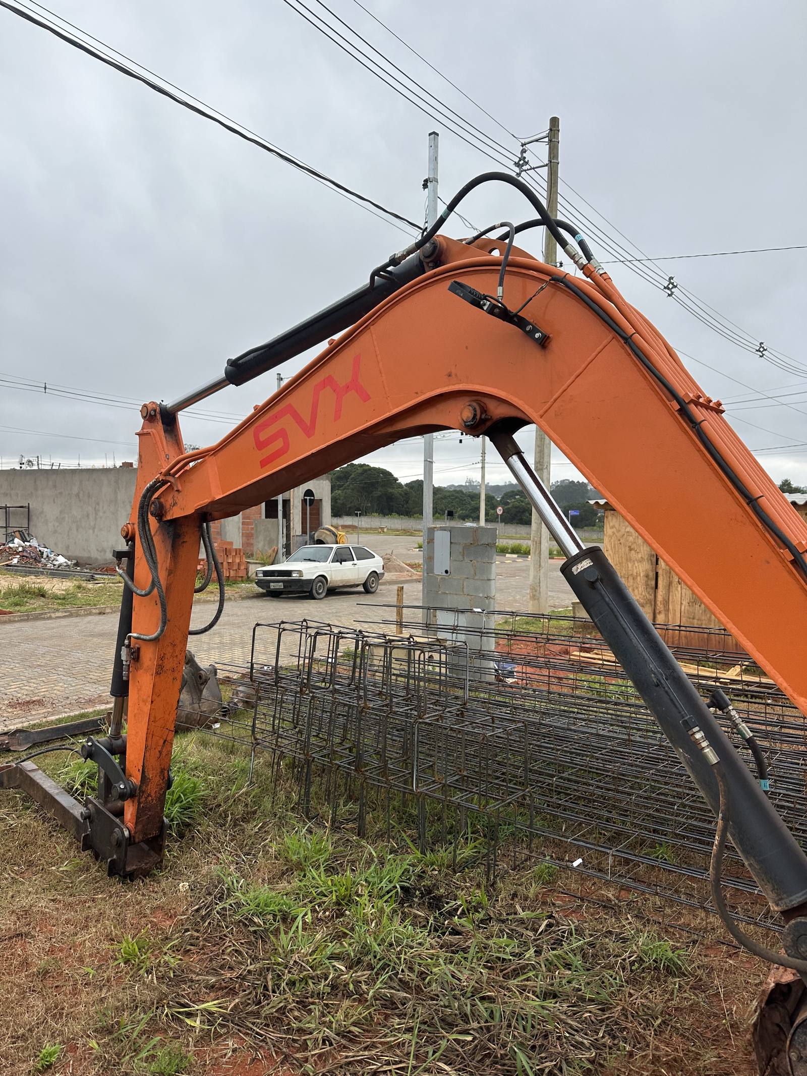 Braço de escavadeira SVX em obra